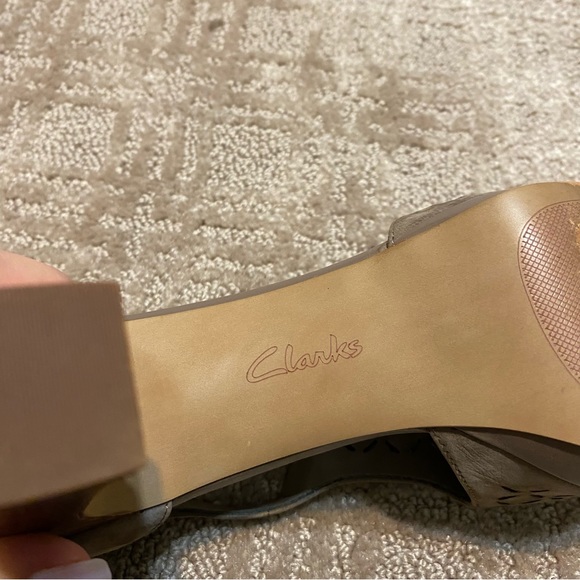 {Clarks} Artisan Peep Toe Block Heel Platform Sandals ~ Size 7 - Picture 8 of 16
